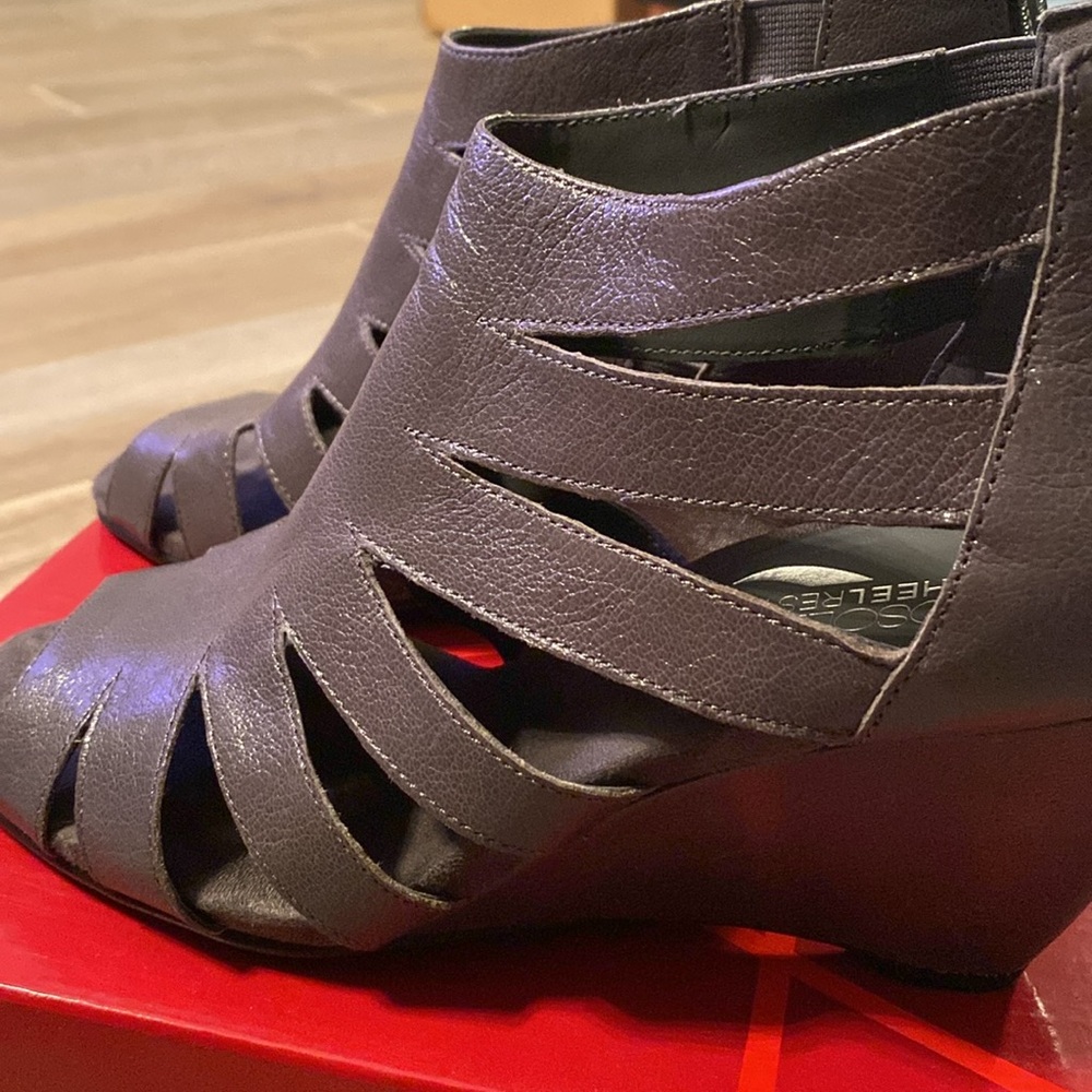 Like new Aerosoles gray leather wedge - Picture 2 of 5